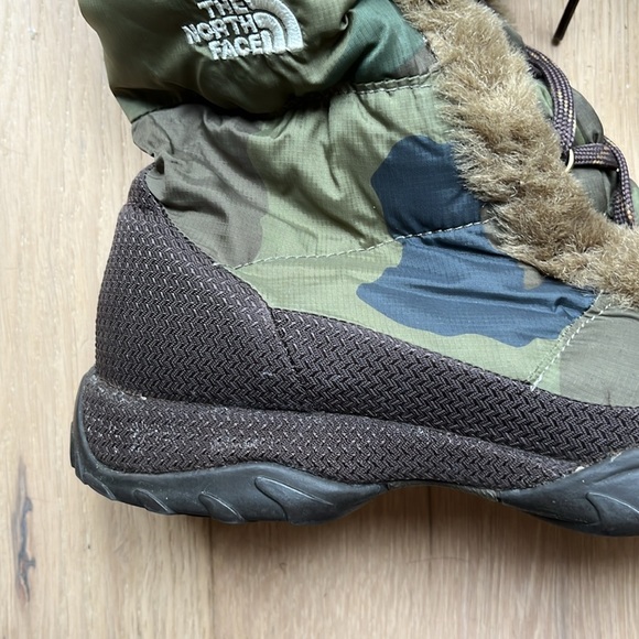 💕🎉 HOST PICK 🎉💕 EUC North Face down filled nylon top boots - Picture 3 of 13